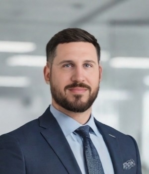 Justin long headshot 5 2024 2455 1716338594