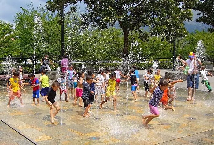 Children play water play 183d17ce614a305ef7e14498bef98c4b 1