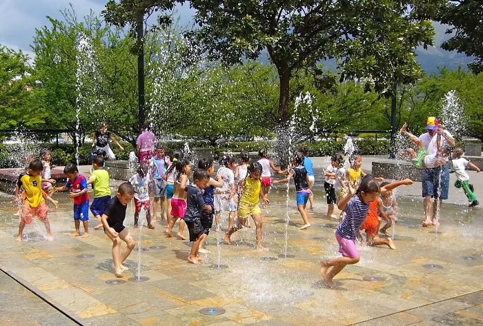 Children play water play 183d17ce614a305ef7e14498bef98c4b